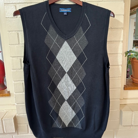 Men’s Large V-Neck Sweater Vest Black with Argyle Style Pattern on Front - Picture 1 of 2